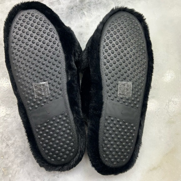 Slippers, Black, Fuzzy, Cross Strap, Size Large - Picture 4 of 7